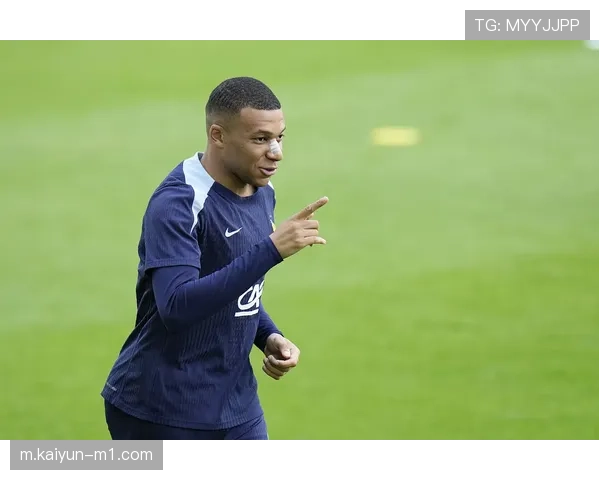 艾迪巴约隔扣队友华尔 赛后打趣要照片放储物柜